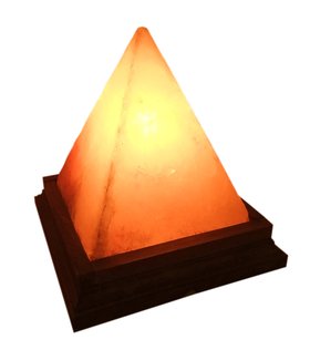 Соляная лампа в форме пирамиды из розовой гималайской соли.