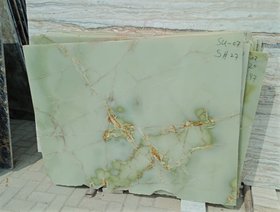 Слэбы натуральный камень зеленый оникс в наличии на  складе в Москве,  происхождение - Пакистан